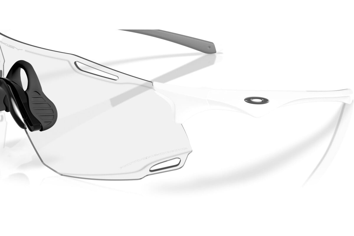 Oakley Okulary przeciwsłoneczne CYBR DYNO Matte White / Clear To Black Iridium Photochromic OO9513D-01