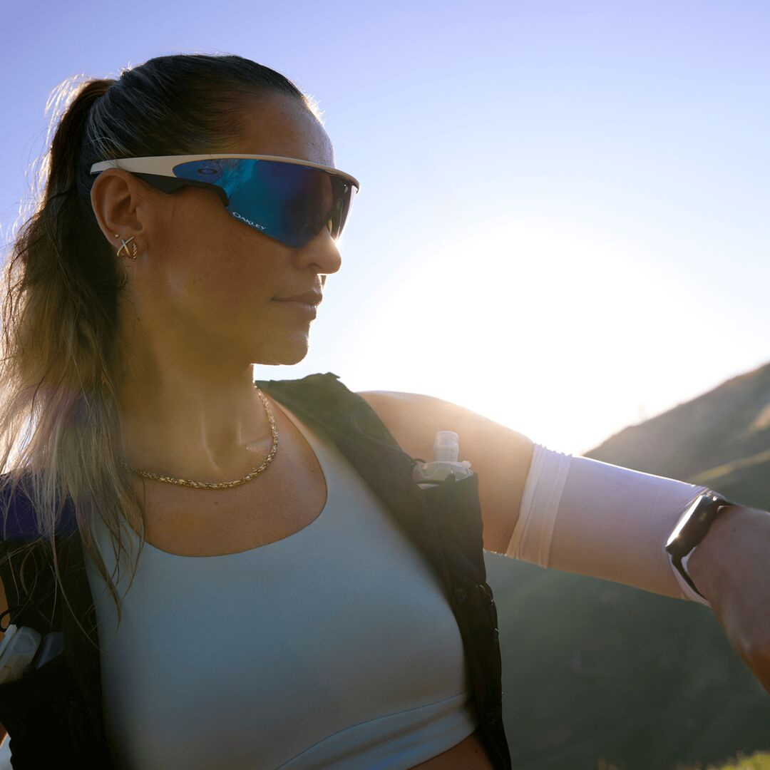 Oakley Meta Vanguard - sportowe okulary Meta AI z kamerą OW8001-06